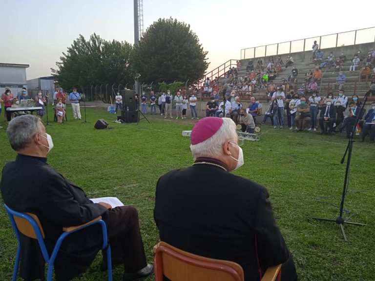 Veglia dei vescovi a Pomigliano: “Basta con i rifiuti, fate le bonifiche”
