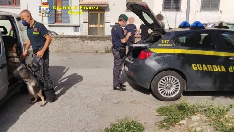 Finanza va a caccia di armi e droga e scopre 33 garage abusivi