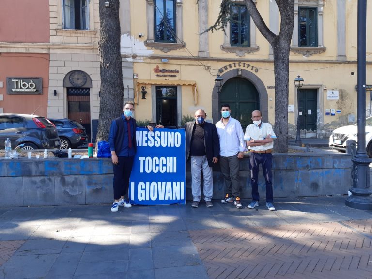 “Nessuno tocchi i giovani”: sit-in in piazza a Somma