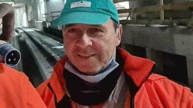 Operaio trovato morto nel fossato della banchina dei treni, indagini sulla dinamica
