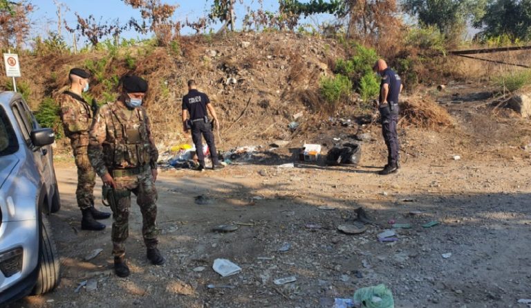 Militari nel Vesuviano, trovate carcasse d’auto: si indaga su furti e giro dei ricambi