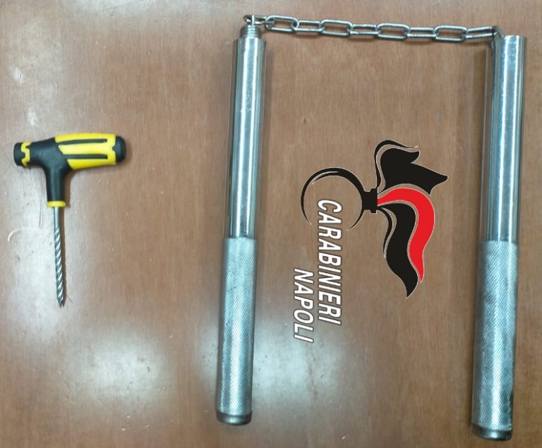 Adolescenti si sentono ninja e girano in scooter con nunchaku e armi