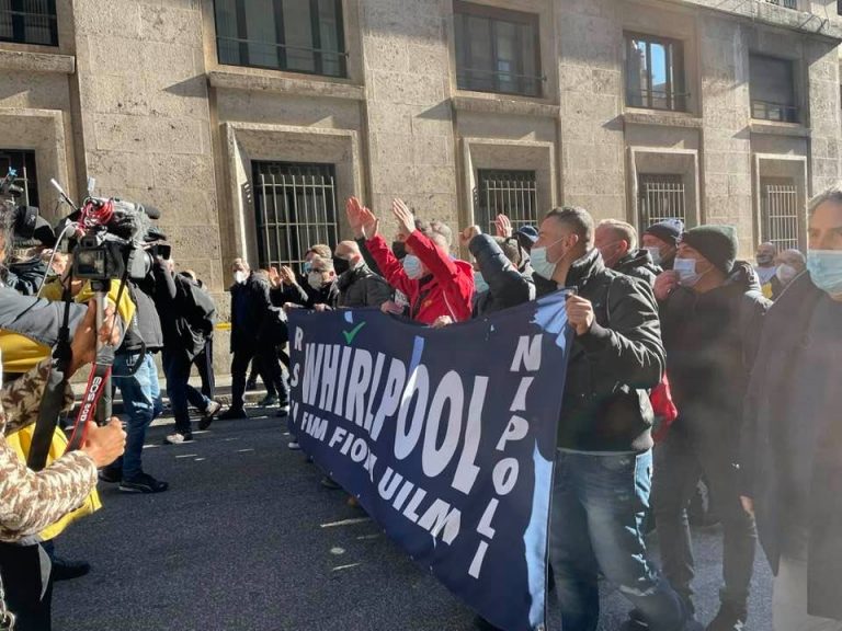 Whirpool, la marcia della disperazione: 200 verso il Ministero