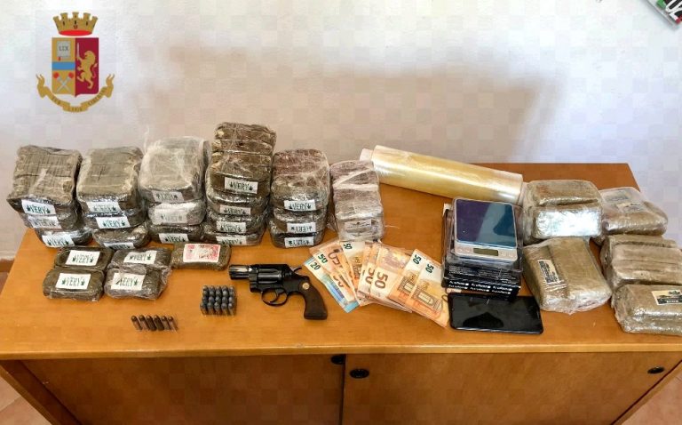 A 76 anni nasconde 12 chili di droga e una pistola con 26 cartucce