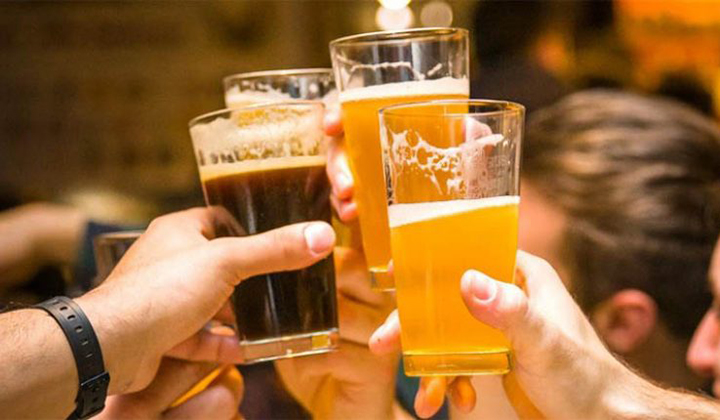 Sei ragazzi multati dai carabinieri per le birre al pub: “Niente alcol fuori dopo 22”