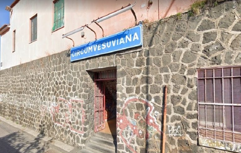 Spaccio di droga sotto gli occhi dei pendolari, arrestata davanti alla Circumvesuviana