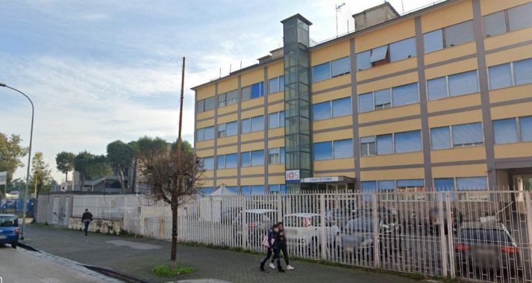 Clinica San Felice di Pomigliano, la Cgil: “Vogliono chiuderla”. L’azienda: “Non chiude: l’ipotesi è trasferirla”
