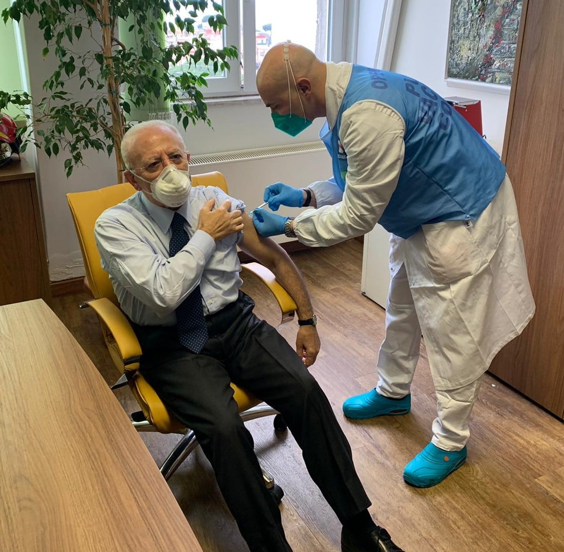 De Luca prepara la terza dose di massa: fissata data pure per docenti