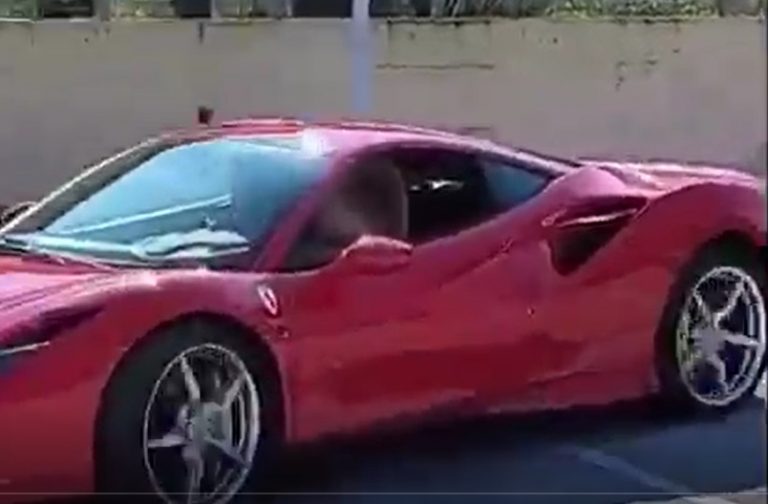 Undicenne si mette alla guida della Ferrari in città, video-choc diventa virale
