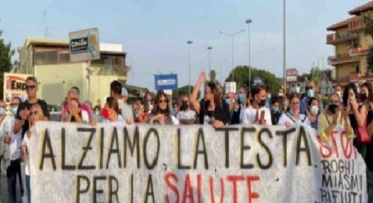 Miasmi e roghi, 10 sindaci in corteo: vogliono riconsegnare fasce per protesta