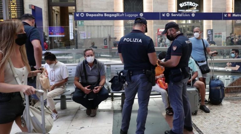 Green Pass per i treni, l’esordio: primi controlli tra file e rischio proteste