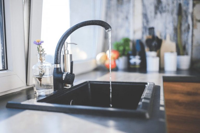 Senz’acqua in casa con la mamma anziana allettata: “Non dormo più la notte per l’ansia”