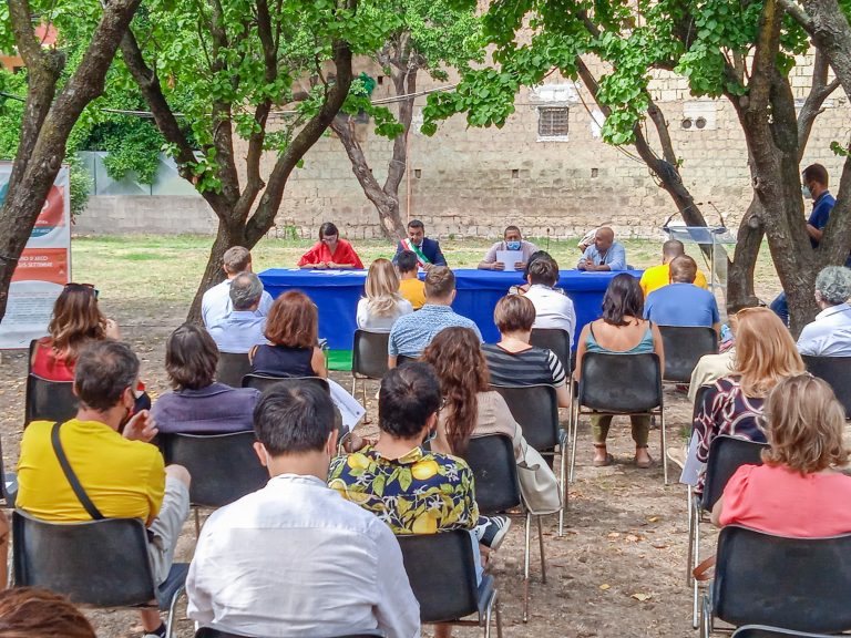Letture e dibattiti nei parchi: a Pomigliano è partito il festival degli autori indipendenti