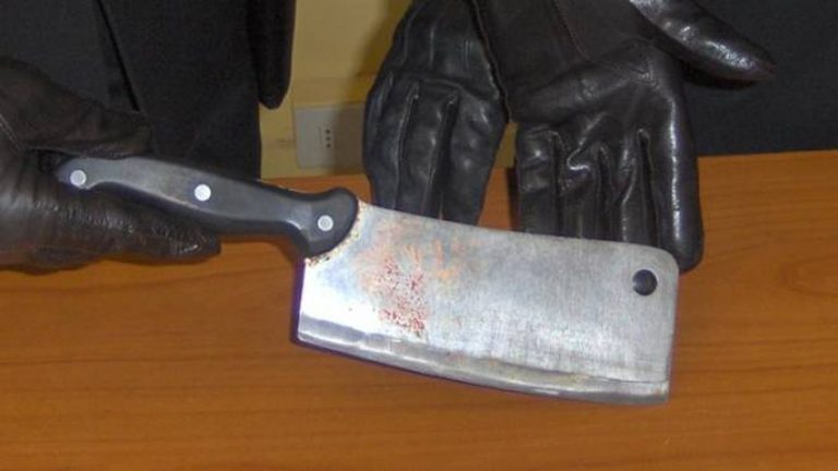 Si avventa sul padre con l’accetta, mentre madre è in caserma a denunciarlo