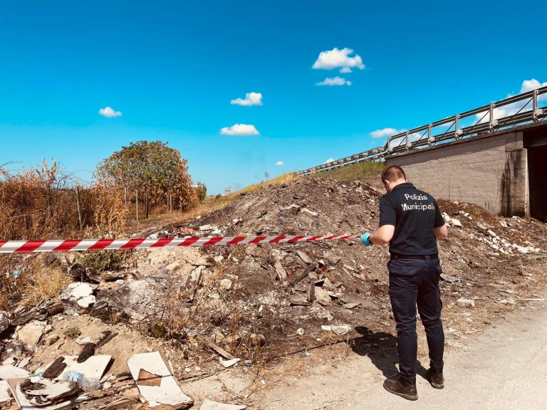Bomba ecologica in periferia, vigili sequestrano area con rifiuti incendiati