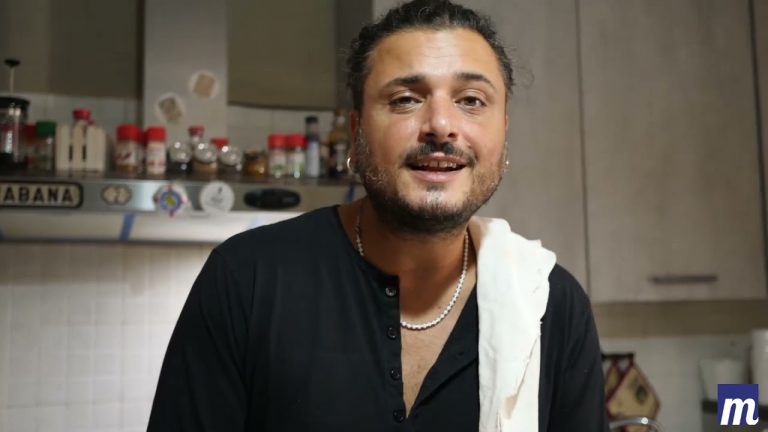 Un “non cuoco” tra i fornelli: la video-ricetta degli spaghetti all’Appetitosa di Peppe Di Somma