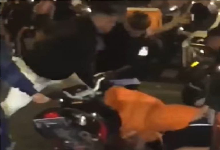 Calci e pugni a rider del fast-food: giovanissimi incastrati dal video