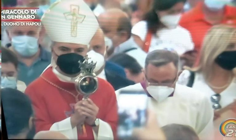 San Gennaro, miracolo tra pandemia e emergenza lavoro: applauso per pochi intimi