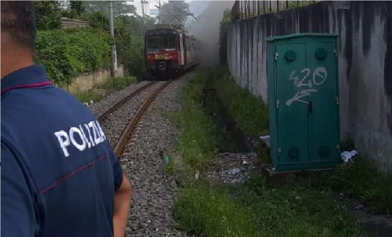 Follia a Ottaviano, sassate contro treno in viaggio: identificata baby gang