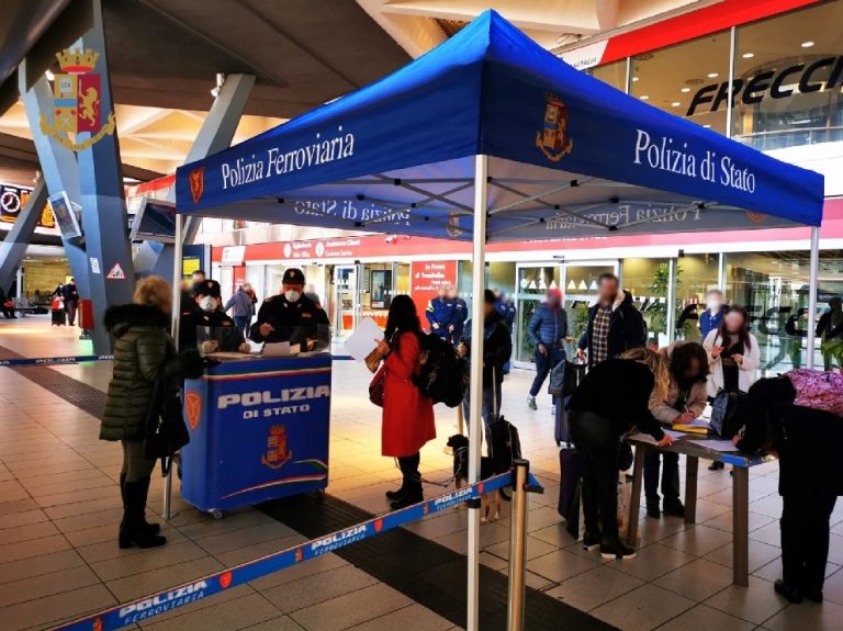 Treni, lunedì nero: linea elettrica in tilt, treni cancellati e pendolari a piedi