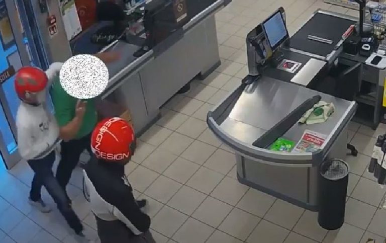 Giovanissimi e spietati: 15enni rapinano supermercato e prendono a sprangate figlio del titolare