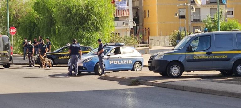 Blindata l’area tra palazzine e porto: centinaia monitorati, trovata pure droga