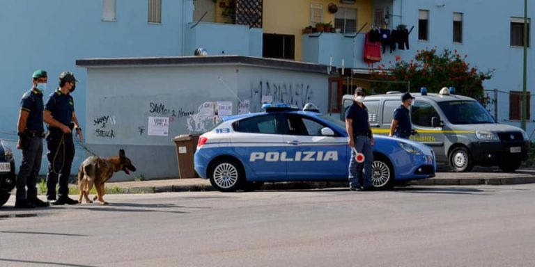 Rioni setacciati, spunta pistola tra i rifiuti. Trovato calzino con 77 numeri di telefono