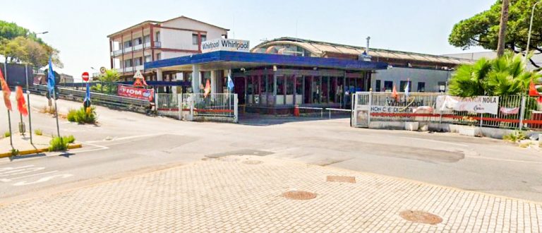 Licenziamenti, l’asse della protesta: gli operai GKN Firenze in visita alla Whirpool di Napoli
