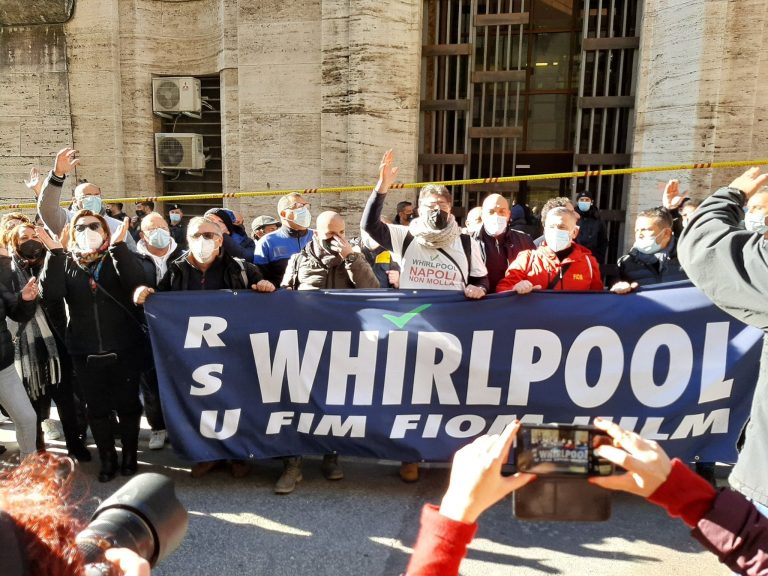 Whirpool, operai bloccano autostrada poi la schiarita dal prefetto