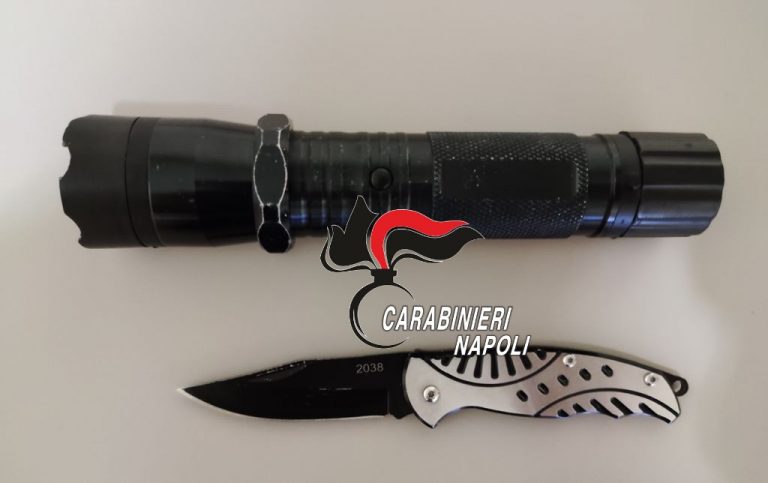 Choc a Volla: a 14 anni va a scuola col coltello e il teaser
