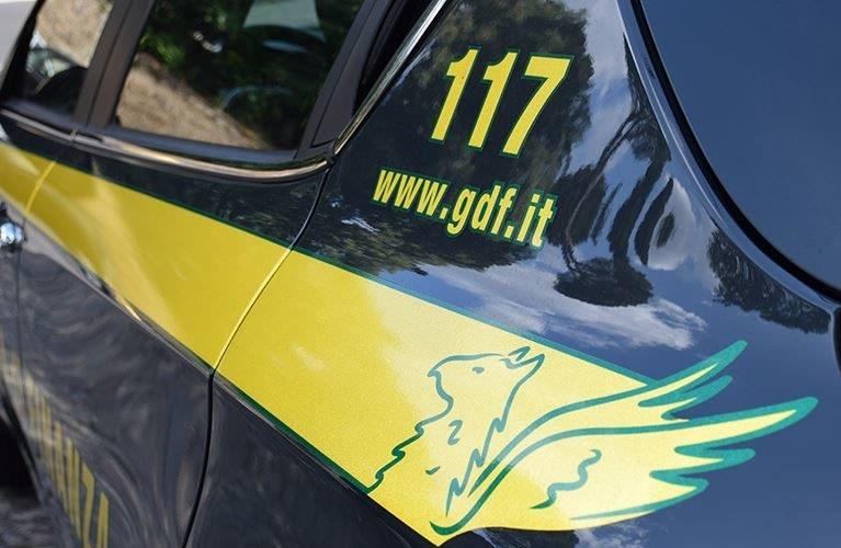 Frode sulle tute anti-Covid destinate all’Asl, scattano sequestri: 7 indagati