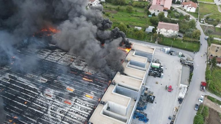 La stagione delle ditte incendiate: quando la nube nera diventa un filo rosso