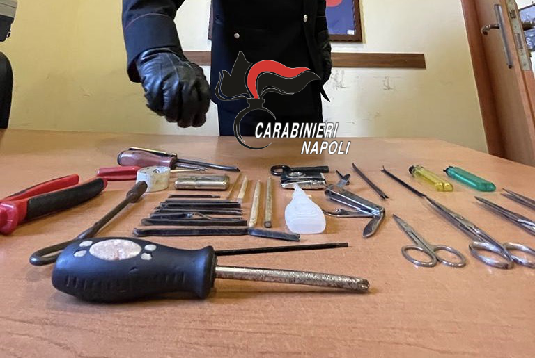 Follia in chiesa: vuole pugnalare fedele col cacciavite perchè si oppone a rapina