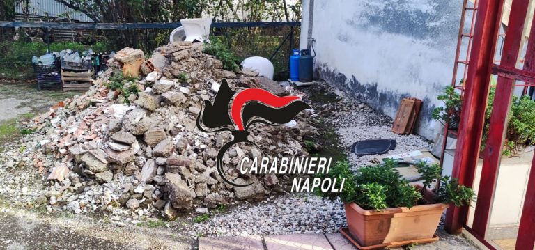San Giuseppe Vesuviano, carabinieri trovano cumulo di rifiuti edili in un cortile: scatta denuncia