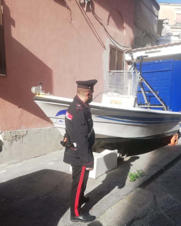 Parcheggia barca in strada, nel condominio spunta protezione abusiva alla casa sequestrata al clan
