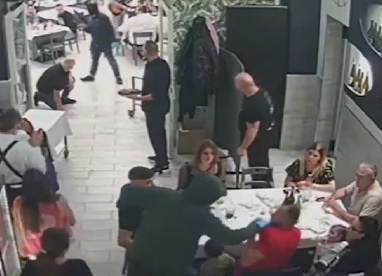 “Festeggiavamo compleanno, poi le armi e le lacrime dei bimbi”: il racconto choc sul raid in pizzeria