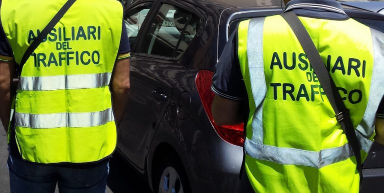 Ausiliare del traffico aggredito da un commerciante