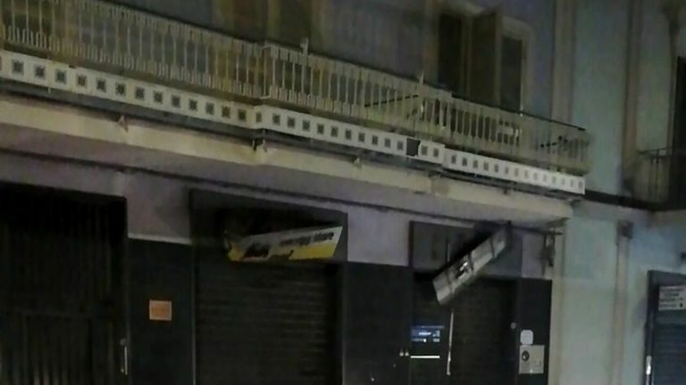 Bomba esplode sul corso, due attività danneggiate: torna incubo camorra