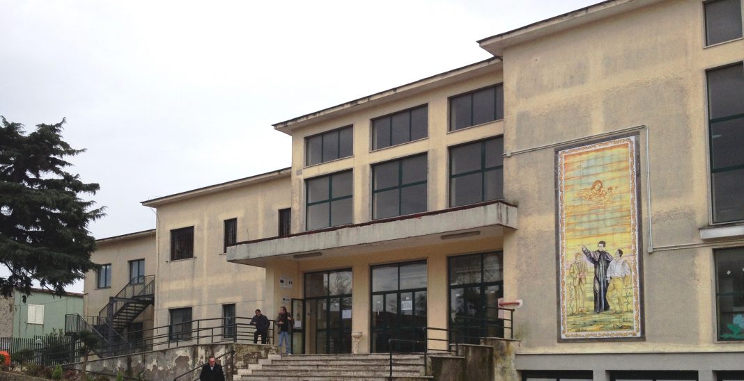 Tredicenne aggredita da 3 compagne finisce in ospedale, il resto della scuola manifesta per lei