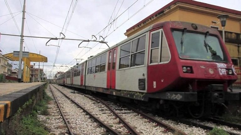 Prende a pugni capotreno sulla Circumvesuviana: voleva salire senza biglietto nè mascherina