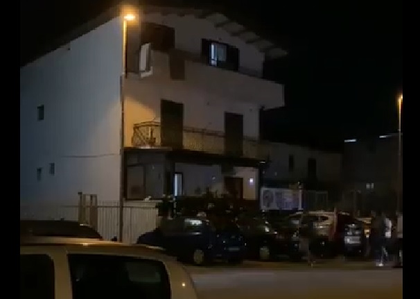 Casa dell’avversario politico assaltata durante corteo di festa: “Nel video i sostenitori del sindaco”