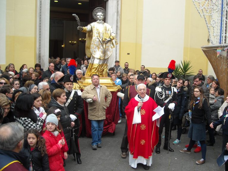 Gli 80 anni del prete guerriero: Pomigliano fa gli auguri a don Peppino