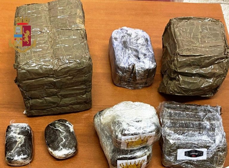 Pedinato mentre chiude box e scoprono tesoro da narcos: carico nascosto nell’auto
