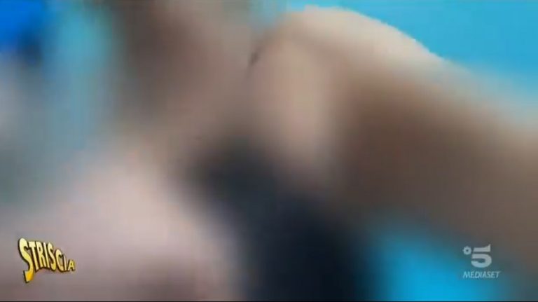Video hot in Comune, pagano anche i colleghi della spogliarellista: ufficio azzerato