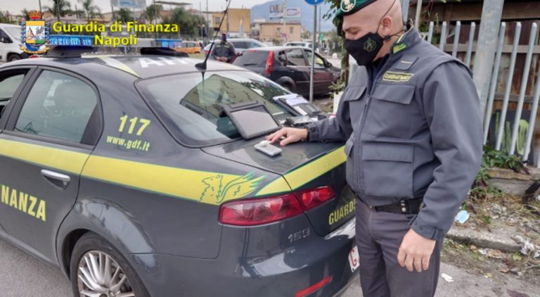 Tolgono dissuasori per andare forte e realizzano garage abusivi con rampe: arriva la Finanza