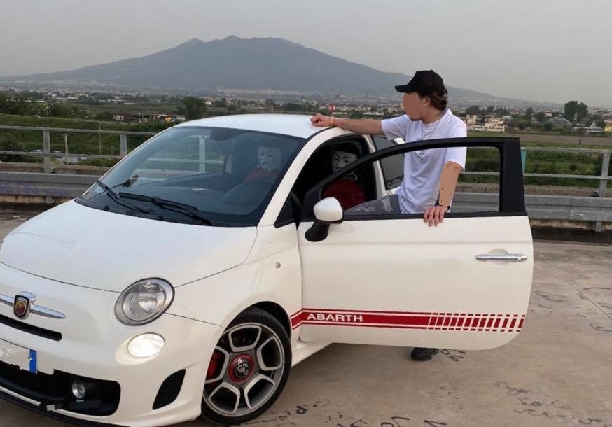 l'investitore immortalato di recente davanti alla sua auto