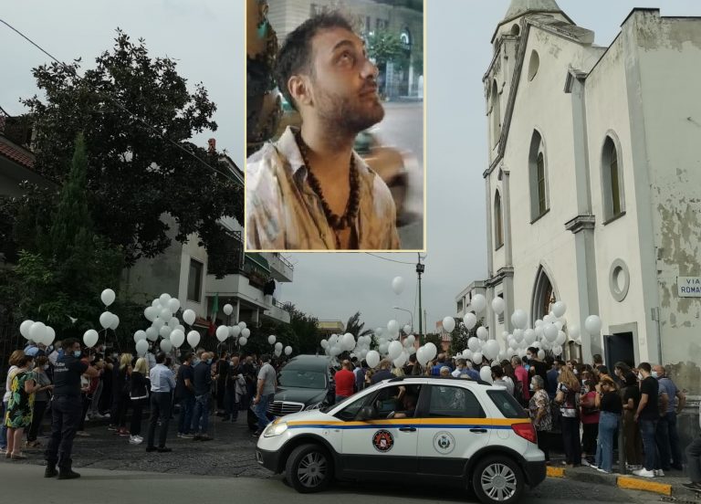 Palloncini bianchi e lacrime: Sant’Anastasia dice addio a Luigi, il ragazzo d’oro