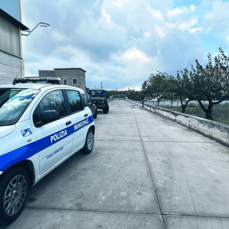 Agenti scoprono meccanico abusivo, officina sequestrata e multa pesante