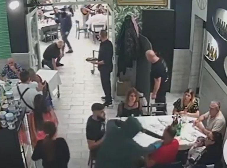 Mitra e fucile contro famiglie sedute in pizzeria: rapina choc davanti ai bambini