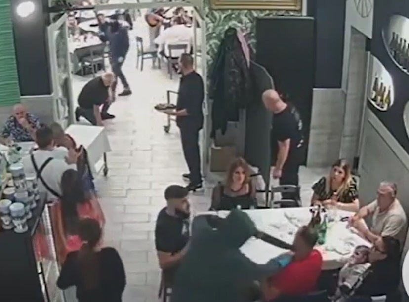Mitra e fucile contro famiglie sedute in pizzeria: rapina choc davanti ai bambini